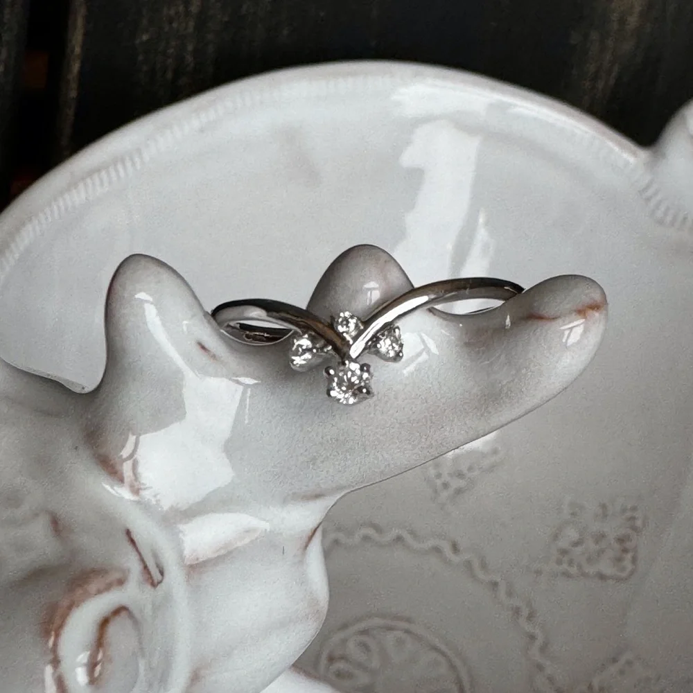 14KWG Diamond Chevron Contour V Ring